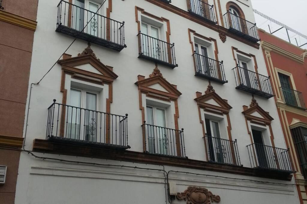 Alleanza, Puerta A Santa Cruz Seville Exterior photo